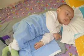 宝宝脑袋有点偏？睡姿的重要性别忽视，抓住3点睡姿养健康宝宝图片