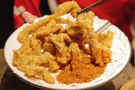 炸酥肉，用面粉还是用淀粉？别弄错，牢记正确做法，酥肉香酥可口图片