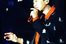 张杰演唱会现场升降台出问题，整个人直接摔倒，手部受伤不停流血图片