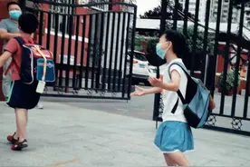 儿子穿裙子上学，遭老师点名批评，父亲的回应被赞人间清醒图片