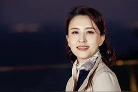 40岁张蕾不仅仅 天生丽质 万里挑一 搭配也是简约直率图片