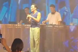 深圳：57岁郑浩南穿背心酒吧献唱，网友感叹“一把年纪真不容易”图片
