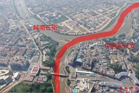 航拍东兴口岸与越南芒街，一河之隔，东兴的建筑比较集中图片