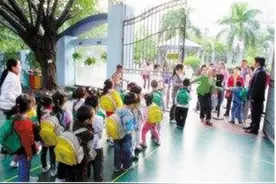 幼儿园门口接娃普遍存在的一个现象，看似爱娃实则害娃，你有吗？图片