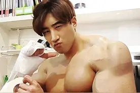 韩国肌肉男，被誉为“亚洲巨兽”，和妻子结婚被调侃是美女与野兽图片