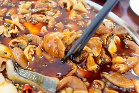 成都十年肥肠鱼老店，老板靠卖鱼挣下2套房，生意好时日入一万多图片