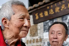 84岁的黄俊英还仍然坚持在相声舞台上，后继乏人是他一生的心结图片