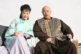她是圈内敢说真话的人，4段婚姻引人注目，最终牵手小11岁诗人图片