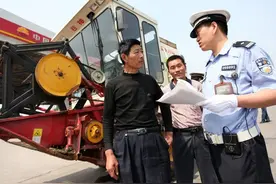 两家收割机为了抢地盘，大打出手，值得吗图片