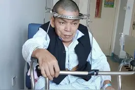 我头戴钢圈拖着残躯坚强活着，只为多陪伴智障儿和年迈母亲一天图片