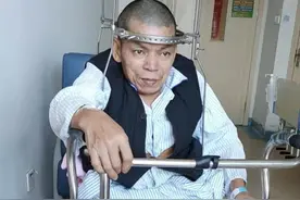我头戴钢圈拖着残躯坚强活着，只为多陪伴智障儿和年迈母亲一天图片