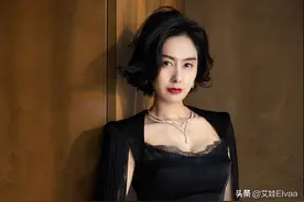 49岁朱茵真放得开，穿蕾丝裙秀蜂腰，挂满百条"土豆丝"太霸气图片