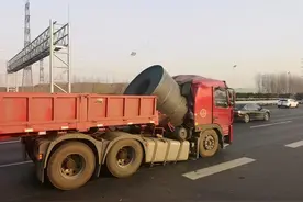 钢卷滚落砸坏油箱，拉钢卷不是谁都行，这些细节要注意图片