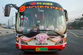 开往“新婚殿堂”的“520路婚礼公交”图片