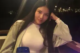 30岁徐冬冬近照好辣，穿紧身衣勾勒迷人小蛮腰，侧卧姿势好诱人图片