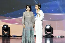 董明珠是真正见过世面的人，穿亮面连衣裙高贵大气，自信满满图片