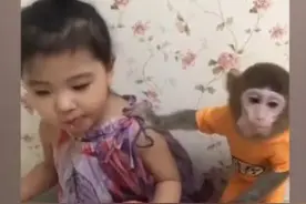 小猴子就爱粘萌娃，却被萌娃无情嫌弃，原因是小猴子蹭吃蹭喝？图片
