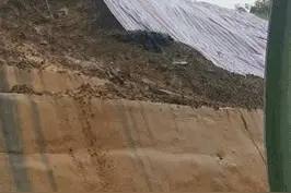 突发！武汉一隧道口发生山体滑坡图片