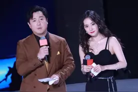 沈腾回应没扶杨幂一事：杨幂在台下就让我扶她，我一上台全给忘了图片