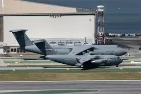 C17运输机到底有多大？当它和C5同框才明白，谁是空中巨无霸图片