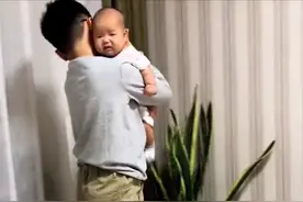 长兄如父！河北一女子晒儿子照顾妹妹日常，喂奶哄睡陪玩一样不落图片