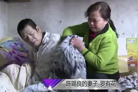 丈夫瘫痪在床17年，妻子找邻居当男保姆，丈夫：我没了男人的尊严图片