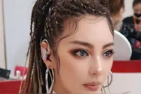 张雨绮终于开挂了，橘色皮草搭白色超短裙帅酷有型，芭比妆很抢镜图片
