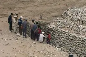 玉龙喀什河采玉人图片