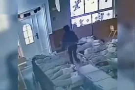 威县教育局通报幼师脱光小孩衣服虐打：责令涉事教师停职待查视频封面