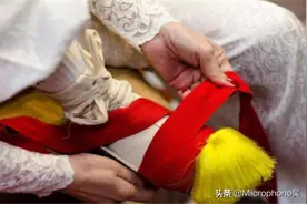 15岁靠"三寸金莲"嫁入大户，从不让子孙洗脚，89年只给丈夫看过图片