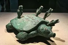 河南老伯在河里钓到一只“乌龟”，龟背插4箭，专家：钓了18亿图片