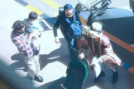 张歆艺带娃走机场，老爸抱娃老妈拎行李，20个月大儿子个头好大图片
