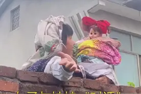 徐州女子白天抱诡异玩偶，见男子就招手，“丧子后被丈夫抛弃”图片