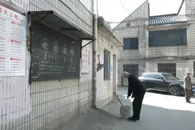 无锡老人坚持出黑板报25年，还在继续图片