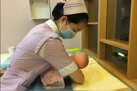 新生儿一出生先被抱走，“消失”的半小时里，医生对宝宝做了啥？图片