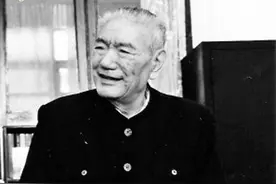 班长拦住师长说，小尤子，你下来，师长急忙下马：有什么吩咐？图片