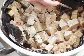 正宗四川农村霉豆腐，发酵过后是红霉，看了还敢吃吗？