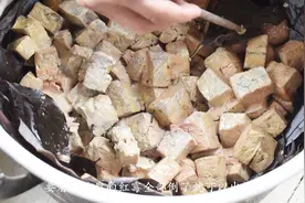 正宗四川农村霉豆腐，发酵过后是红霉，看了还敢吃吗？视频封面