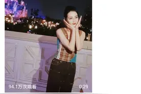 工作室晒迪丽热巴玩泡泡机，穿花吊带开心玩泡泡，化身3岁小孩图片