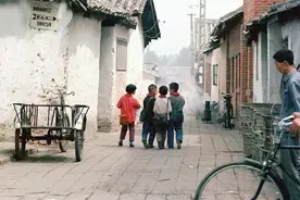 八十年代初期，普通工人的月薪是40块，相当于现在的多少钱？图片