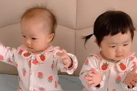 “冒牌”双胞胎火了，两姐妹的发量差距很明显，一个随爸一个随妈图片