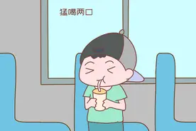 高铁上，萌娃偷喝后座乘客的奶茶，被发现后的反应让网友直呼可爱图片