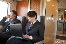 和领导坐车出差说点啥？牢记“聊三不聊四”，化解尴尬，领导赏识图片