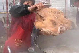 山东75岁大爷卖全猪汤，一天要卖30个猪头，猪血浓汤酒通通免费续图片