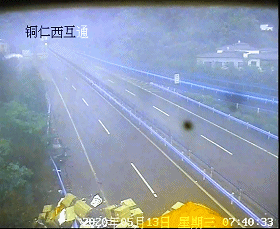 小车变道致重车侧翻 监控拍下高速路上惊魂一幕图片
