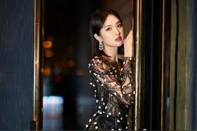 姚安娜穿大牌礼裙出席晚会！涂红唇露美背，却坐角落沦为背景板图片