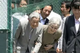 日本上皇外出！笑得一脸富态口罩遮不住下巴，86岁老婆爱穿香奈儿图片