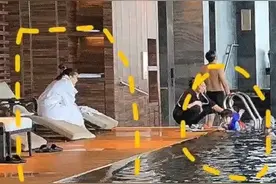 网友偶遇Baby带儿子游泳 小海绵正面酷似黄晓明图片