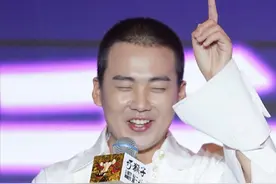 郭麒麟的“新发型”太奇怪，休闲造型挺接地气，简约款也有范图片