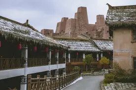 贵州的山区里隐藏着民族特色建筑群，彝族风情海坪文化小镇图片